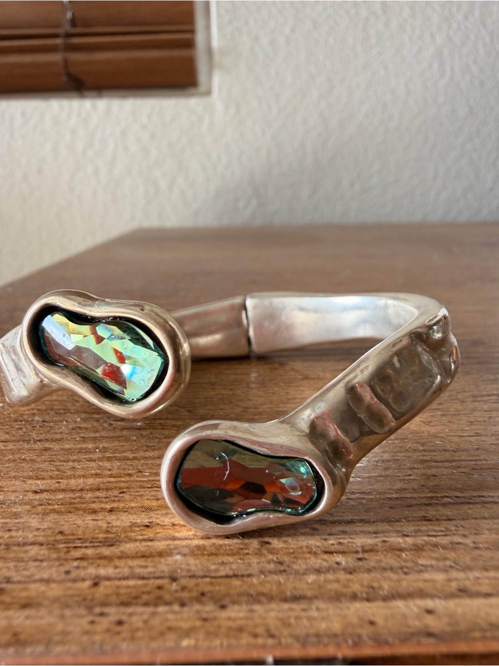 UNO de 50 Silver Open Cuff Bracelet with Green Iridescent Stones - Picture 5 of 6